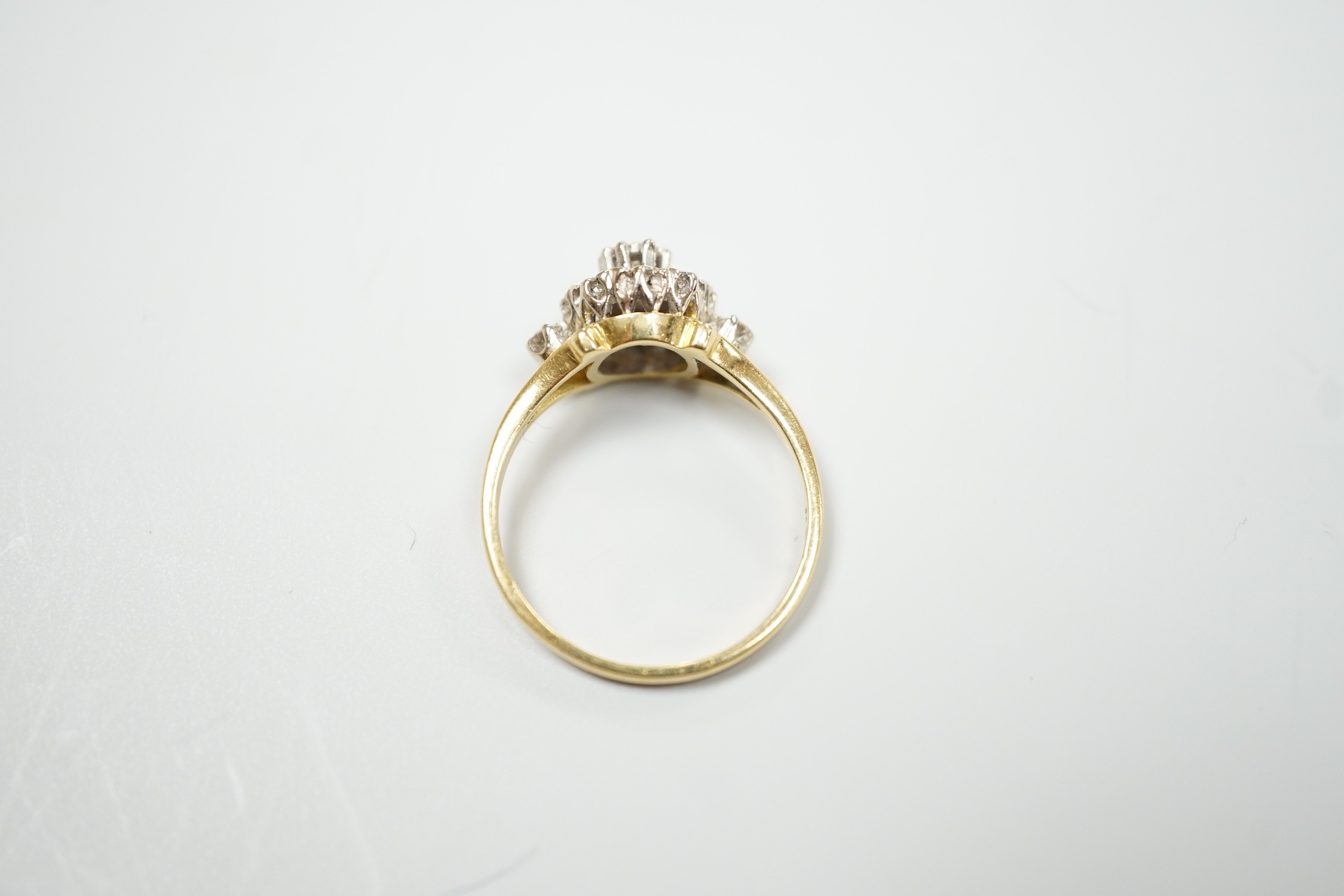 A modern 18ct gold and diamond chip set cluster ring, size 4 grams.